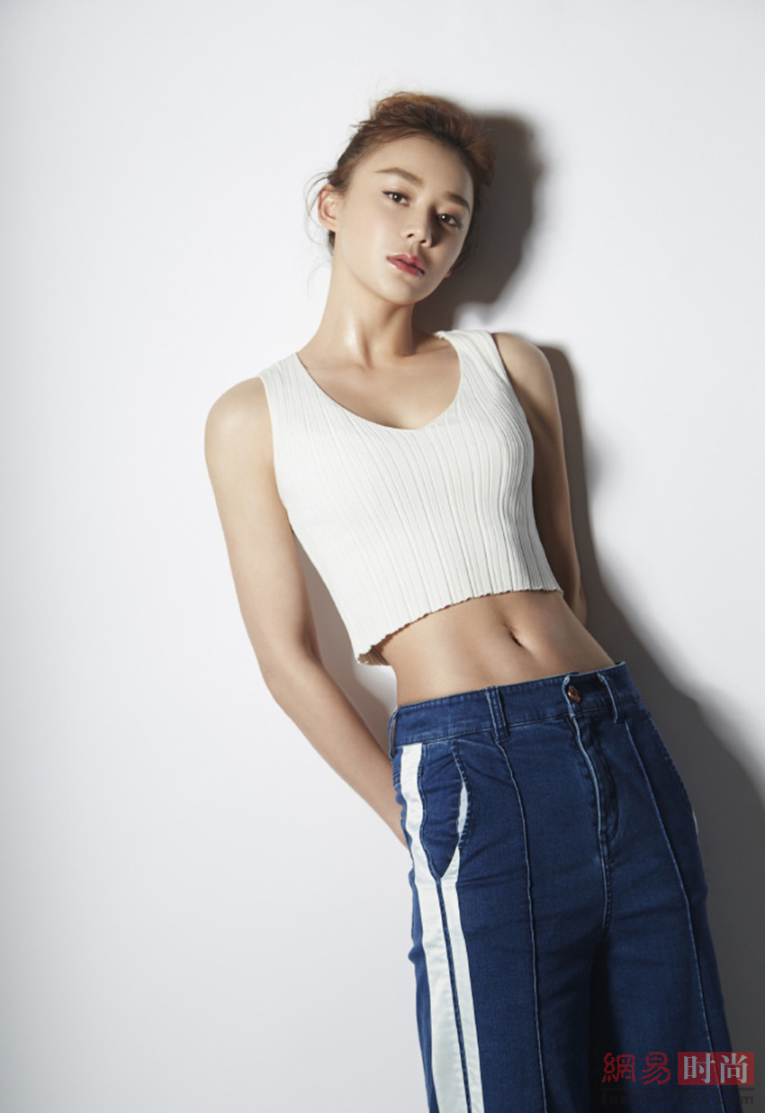 如今已成为"马甲线女神"的袁姗姗,更显自信.