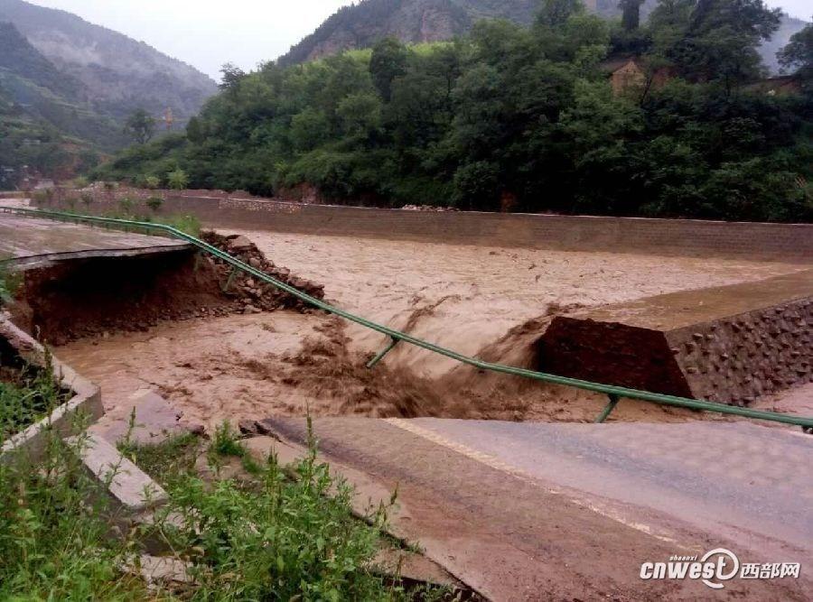 陝西寶雞遭遇暴雨 道路被沖斷(組圖)