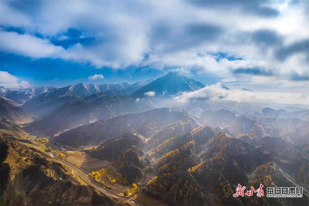 祁连山：漫山秋色犹未尽 白雪妆扮多妖娆_fororder_1