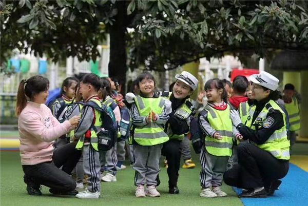 湖北荊門：熒光“童”行_fororder_02