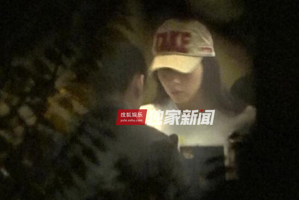 独家：胡静深夜现身按摩店 大长腿白皙抢镜