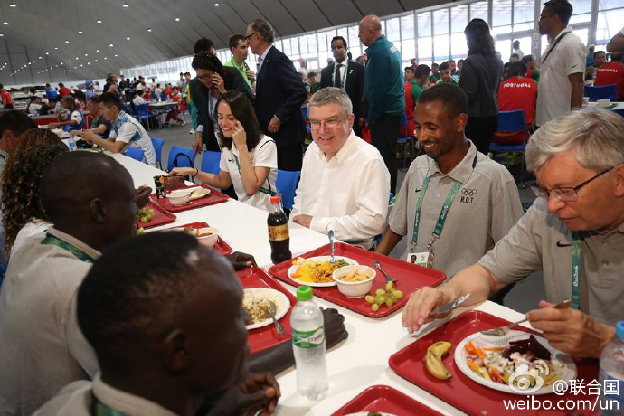 暖心！国际奥委会主席巴赫与难民代表团共进午餐