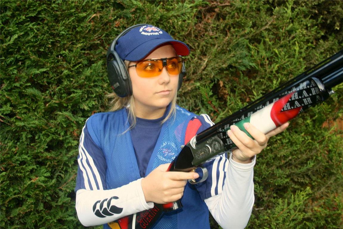 18岁美女神射惊艳里约不服就提枪来战