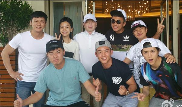 央视镜头里的鹿晗哪里丑了？明明有更丑的素颜但是粉丝不在乎