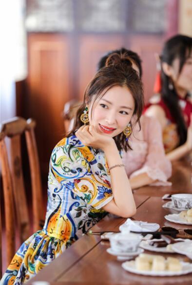 江一燕穿花衣神似叶童和赵雅芝再演断桥相会图