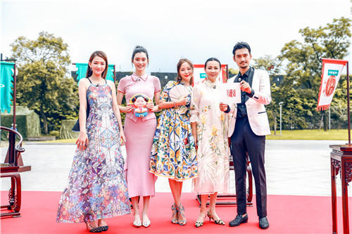 江一燕穿花衣神似叶童和赵雅芝再演断桥相会图