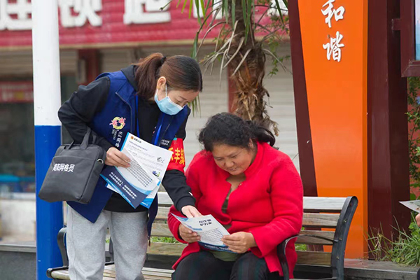简阳市：小网格撬动“大治理” 零距离服务“大民生”_fororder_网格员到社区宣传反诈知识（图--简阳市融媒体中心）