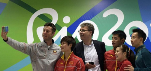 国际乒总会长与中国球员开心自拍 称里约治安不差