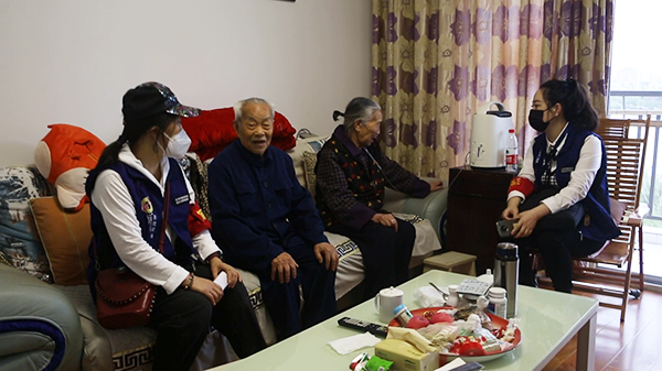 简阳市：小网格撬动“大治理” 零距离服务“大民生”_fororder_网格员到社区看望老人（图--简阳市融媒体中心）