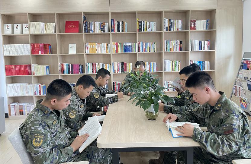 昭通水富：送書進軍營 共敘軍民情_fororder_1