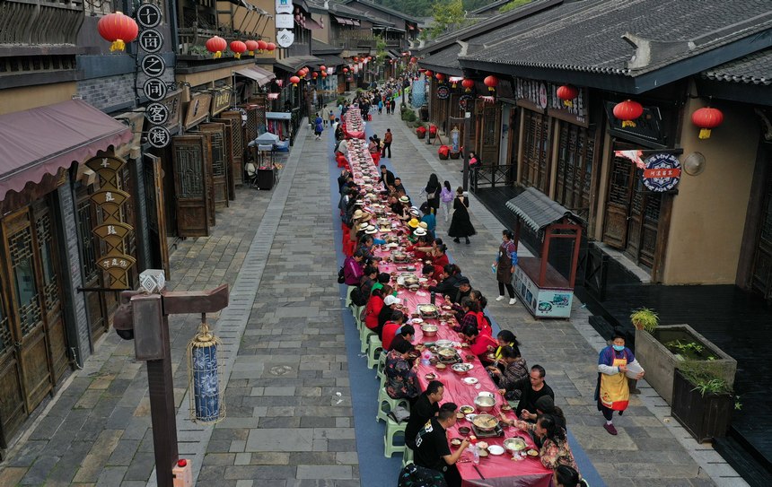 贵州丹寨：万人长桌宴 欢乐过苗年