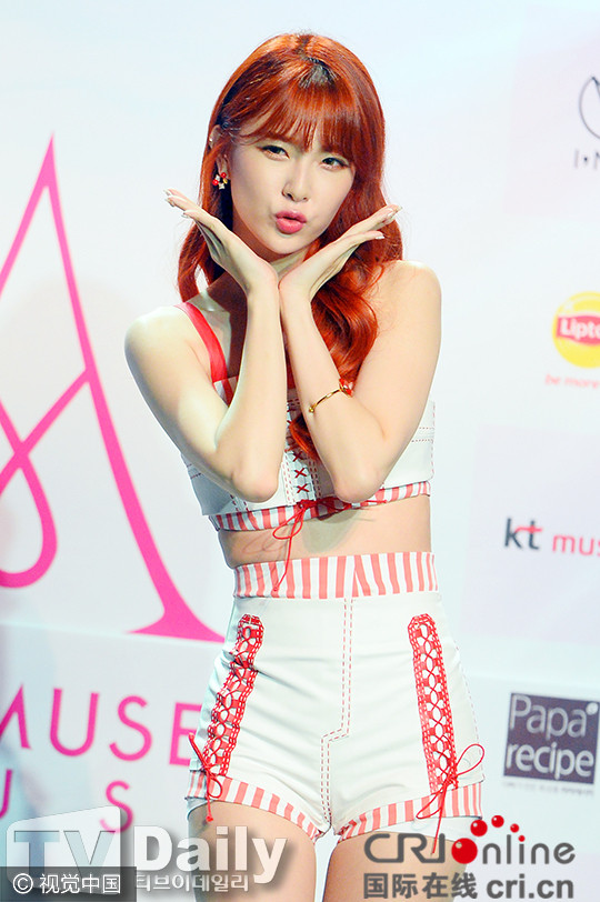 朴景丽自摸献舞秀妩媚眼神勾魂表惠美挤出游泳圈