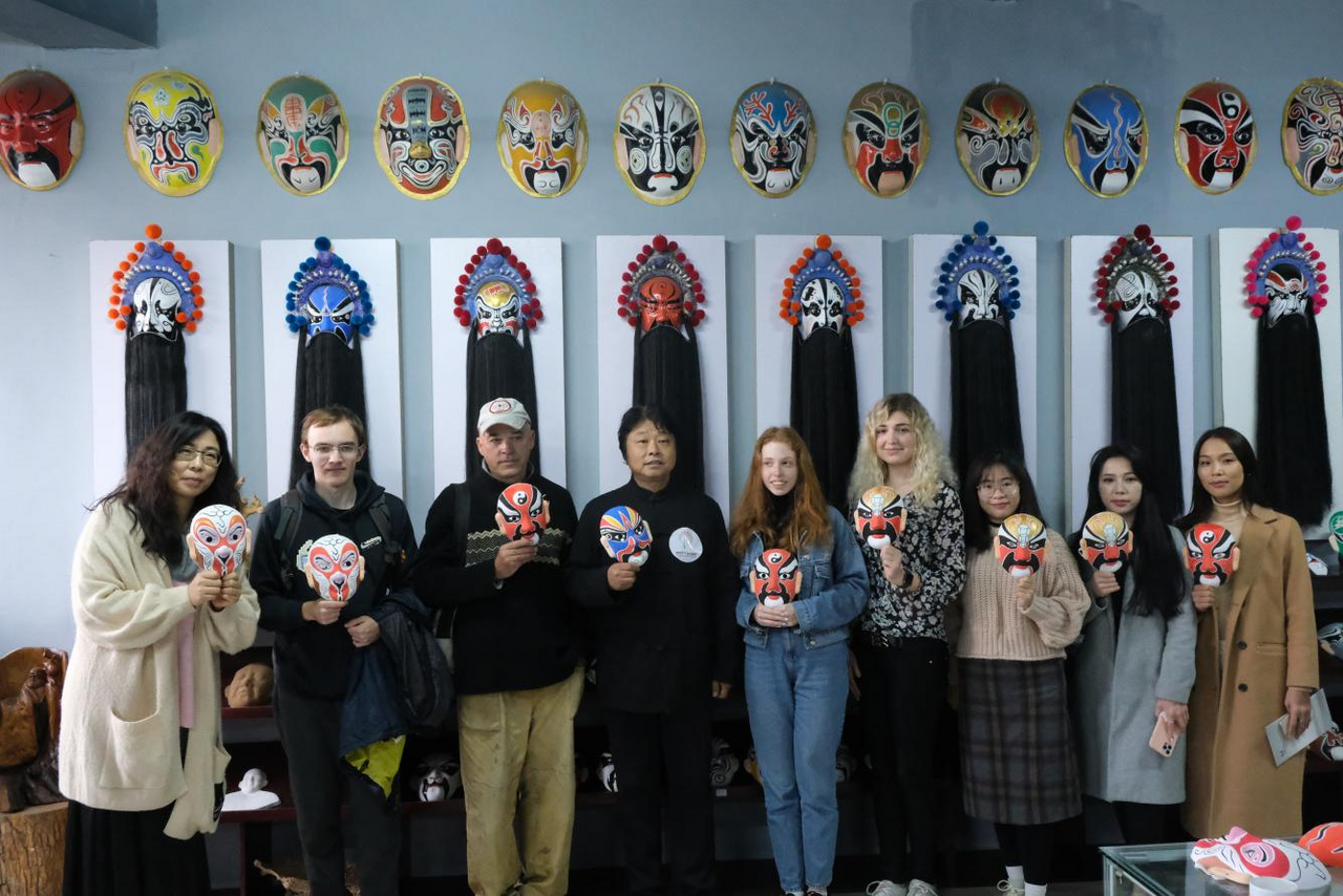 Иностранные студенты прикоснулись к искусству пекинской оперы в Яньтае_fororder_图片1