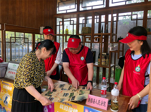 眉山洪雅：文明旅遊志願服務項目獲得全國大獎_fororder_志願者進行景點指引-供圖-洪雅縣委宣傳部