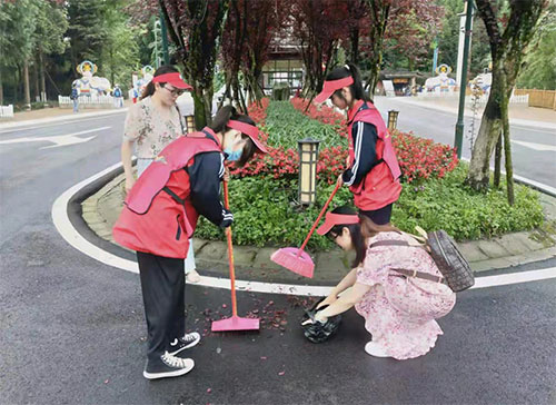 眉山洪雅：文明旅游志愿服务项目获得全国大奖_fororder_志愿者环境整治--供图-洪雅县委宣传部