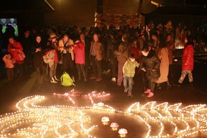 广仁寺新春灯会举行 西安市民点燃万盏酥油灯祈福