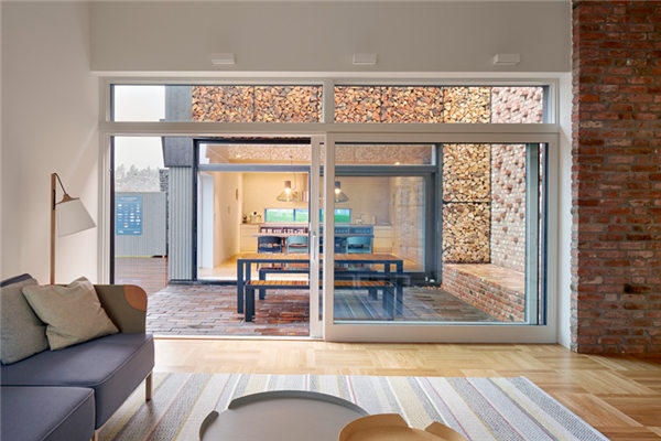 讓人變扭的高科技房子 屋頂的傾斜角度達到19°