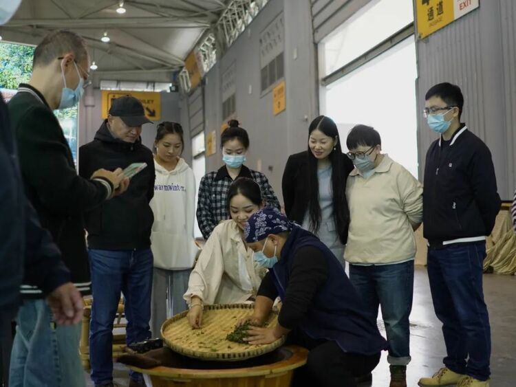 （转载）一边喝茶、一边交流 “天府之村”首次亮相四川国际茶博会