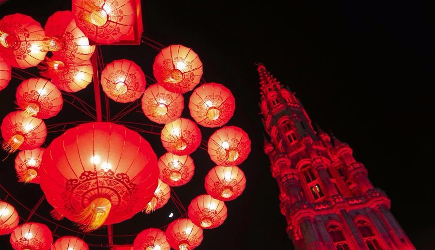 在比利时首都布鲁塞尔大广场前，中国灯笼与亮起“中国红”的布鲁塞尔市政厅尖塔交相辉映。_fororder_1122443024_15193736939481n