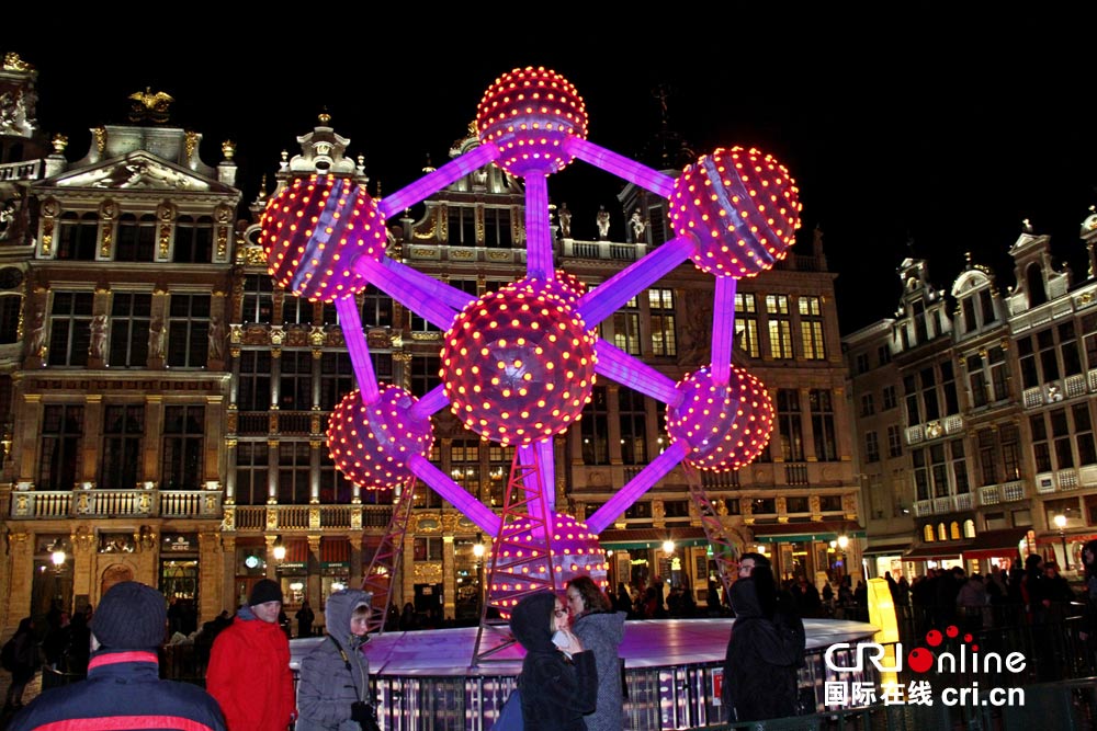 这是在比利时首都布鲁塞尔大广场上的原子塔造型彩灯_fororder_CqgNOlqP_96AW7v4AAAAAAAAAAA525.1000x667