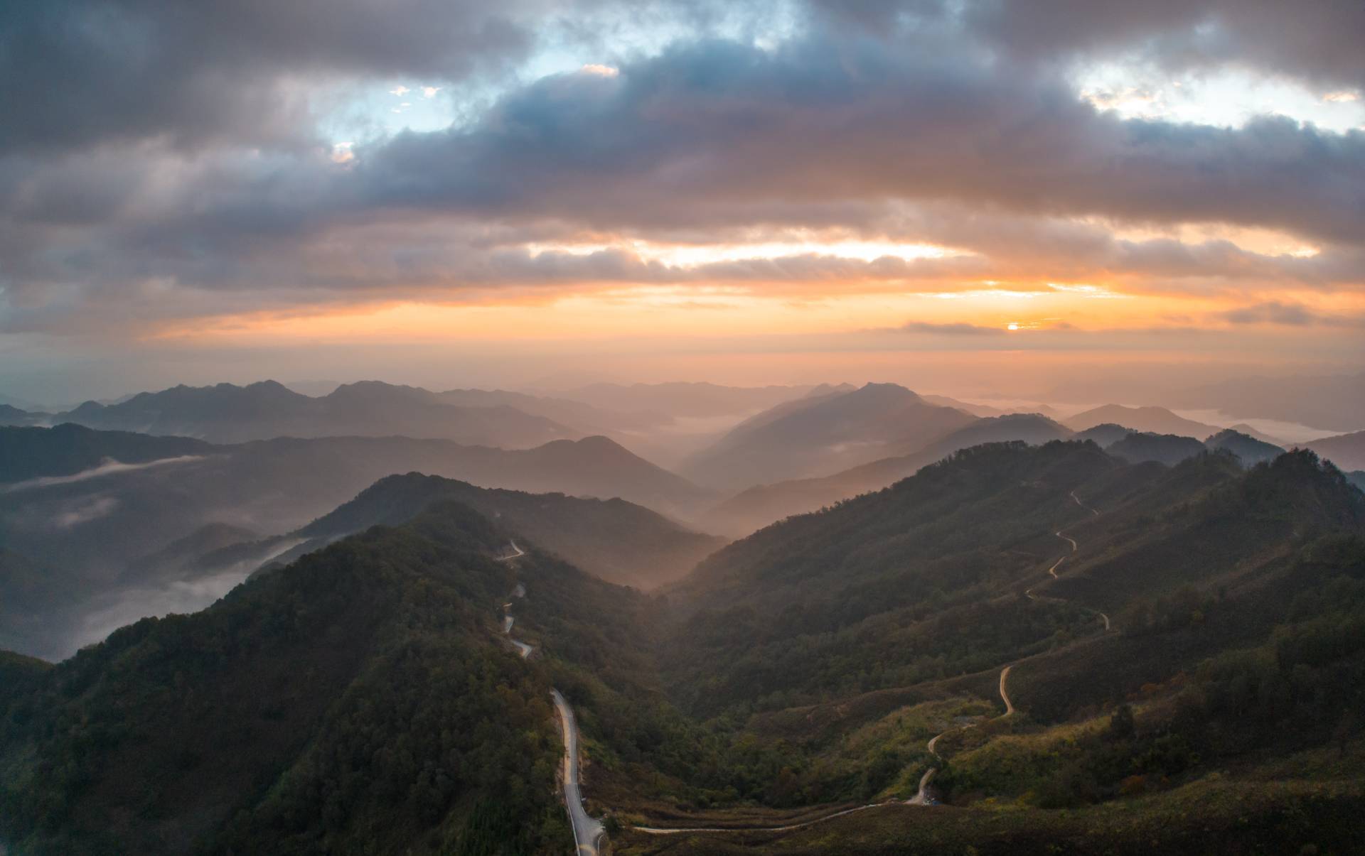貴州望謨：清晨遇霞光 群山披金色