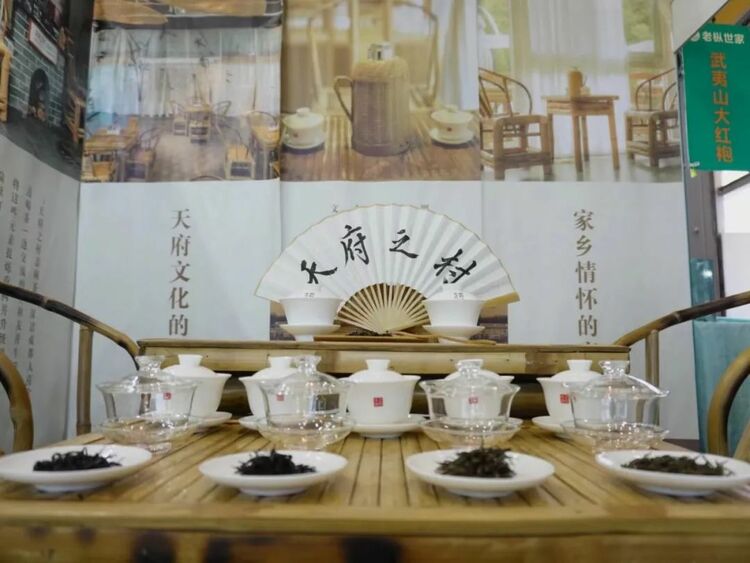 （转载）一边喝茶、一边交流 “天府之村”首次亮相四川国际茶博会