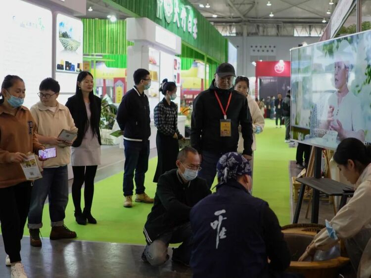 （转载）一边喝茶、一边交流 “天府之村”首次亮相四川国际茶博会