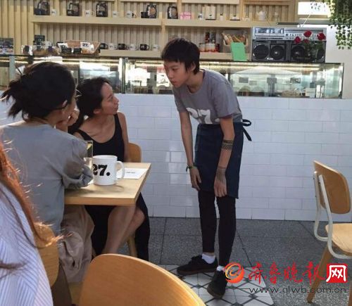 窦靖童咖啡店打工窦靖童死亡风纹身引热议