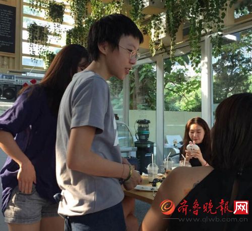 窦靖童咖啡店打工窦靖童死亡风纹身引热议