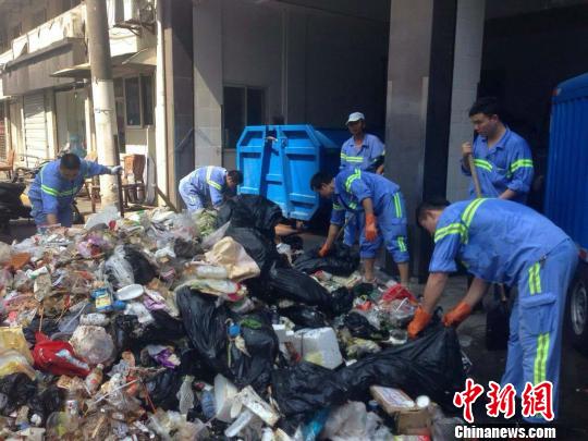 环卫工翻遍5吨垃圾为游客寻手机 被誉最帅环保卫士