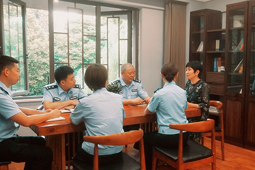 “最美警属”徐丽：择一事 终一生_fororder_徐丽走进警营传播三苏文化-供图-四川省公安厅