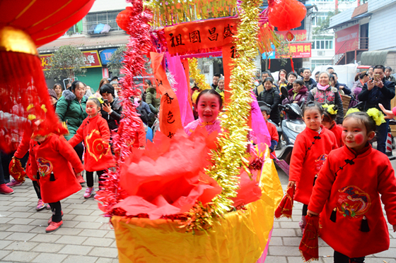 【区县联动】【梁平】梁平区：幼儿园师生家长上街头 亲子活动闹新春【区县联动　列表】梁平区：幼儿园开展亲子活动闹新春