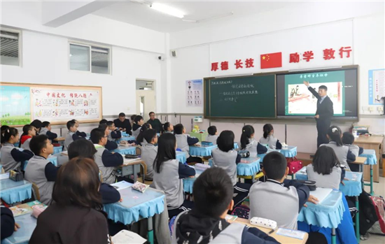 沈阳市航空实验小学校领导走进班级讲思政课
