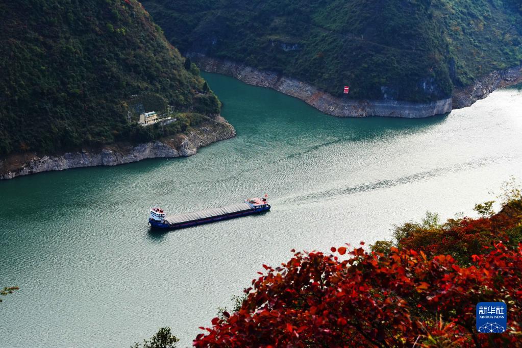 重慶巫山：紅葉映峽江