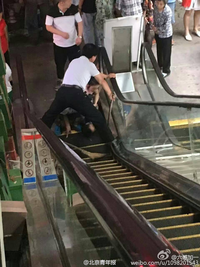 北京一市场扶梯夹伤儿童(组图)