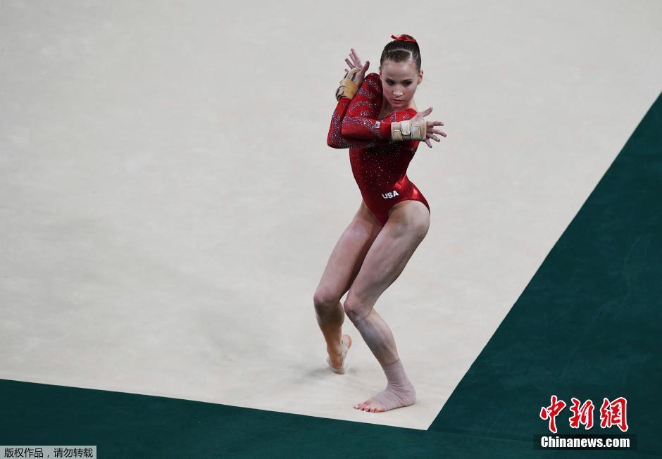 各国体操选手赛前训练 韩国与朝鲜队员自拍合影