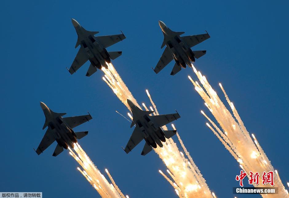 俄罗斯“航空飞镖”军事比赛进行飞行秀彩排