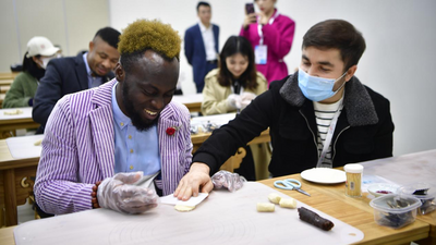 Participants of "Hi, Confucius" International Online Influencers' Study Tour in Nishan Try Making Pastries Originating from the Kong Family Mansion