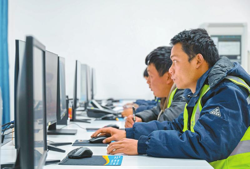 （转载）顶贡大草原上的光伏“蓝海”——走进全球首个超高海拔光伏实证基地