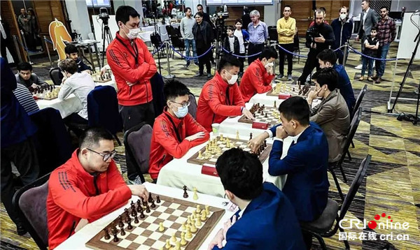 中國隊奪得2022年國際象棋男子世界團體賽冠軍_fororder_1.中國隊決賽戰勝了烏茲別克斯坦隊。.JPG