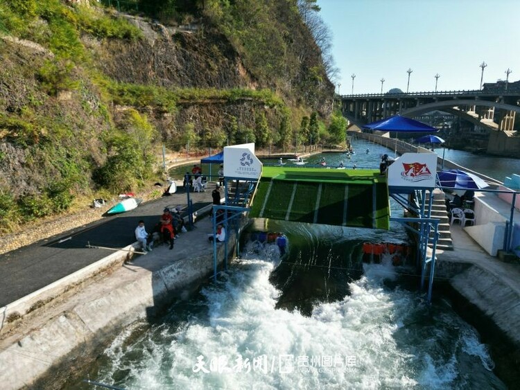 2022年全国皮划艇激流回旋锦标赛在凯里下司举行