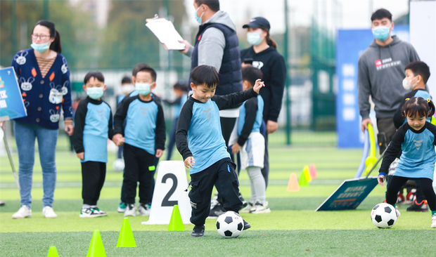 【圖説上海】專業教練進校園 上海少年“雲端”比拼足球基本功