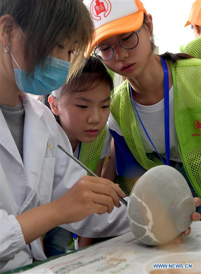 Children experience archaeological work, learn about Luoyang's history during summer camp