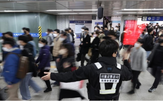 對踩踏事故心有餘悸！首爾早高峰地鐵停運引發混亂，市民講述“恐怖”經歷