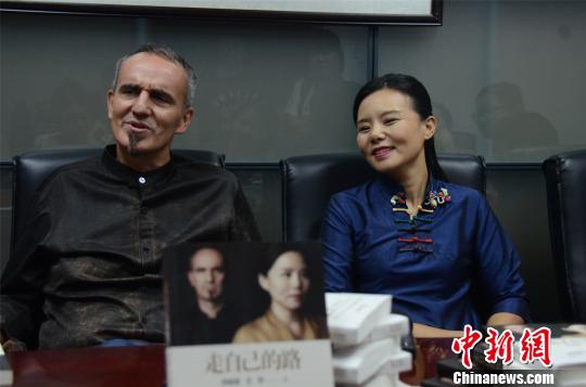 龚琳娜谈神曲:盼中国音乐摆脱“千人一声”