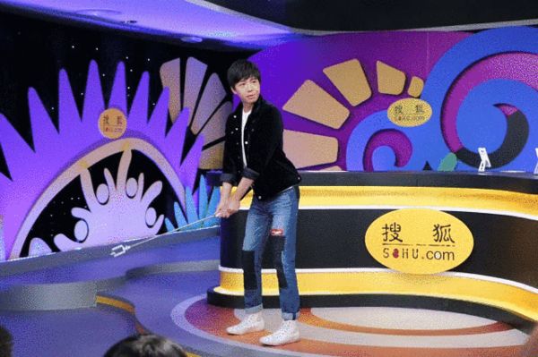 俞灏明做客“明说奥运”秀神技 自拍杆打高尔夫