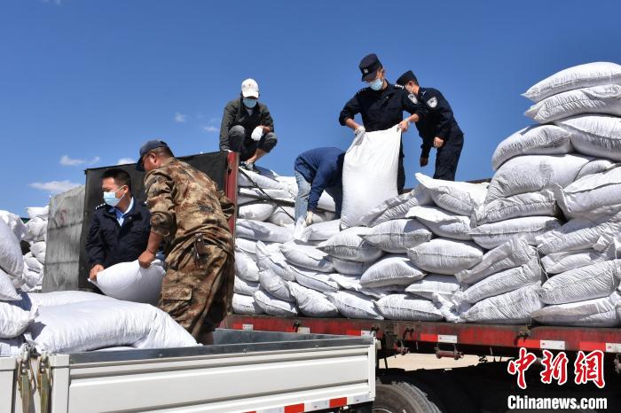 “生命禁区”里的警察：既是国家“守边人” 亦是农家“牧羊人”