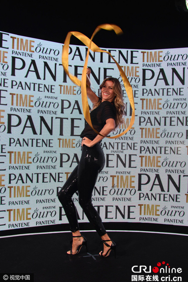 旋转跳跃我不停歇! 吉赛尔·邦辰卖力舞绸带姿势优美