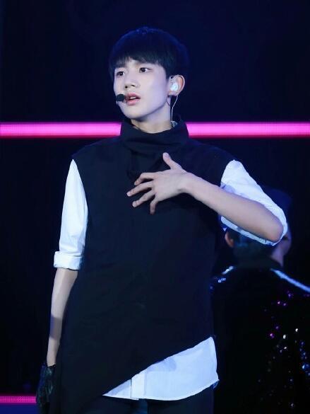 甜馨又去听tfboys唱歌啦 害羞痴笑惹人怜(组图)