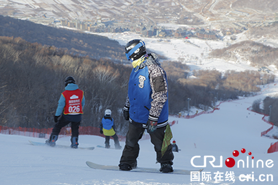 圖片默認標題_fororder_550圖二：等待出發的滑雪愛好者。攝影 李鵬
